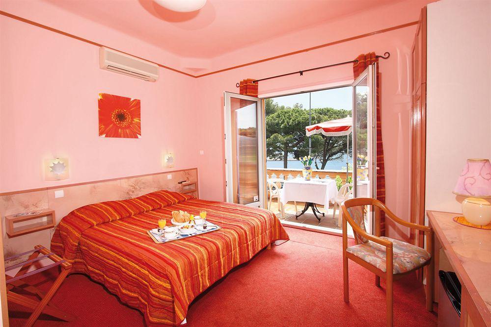 Hotel Le Provencal Logishotels Лес-Иссамбр Экстерьер фото