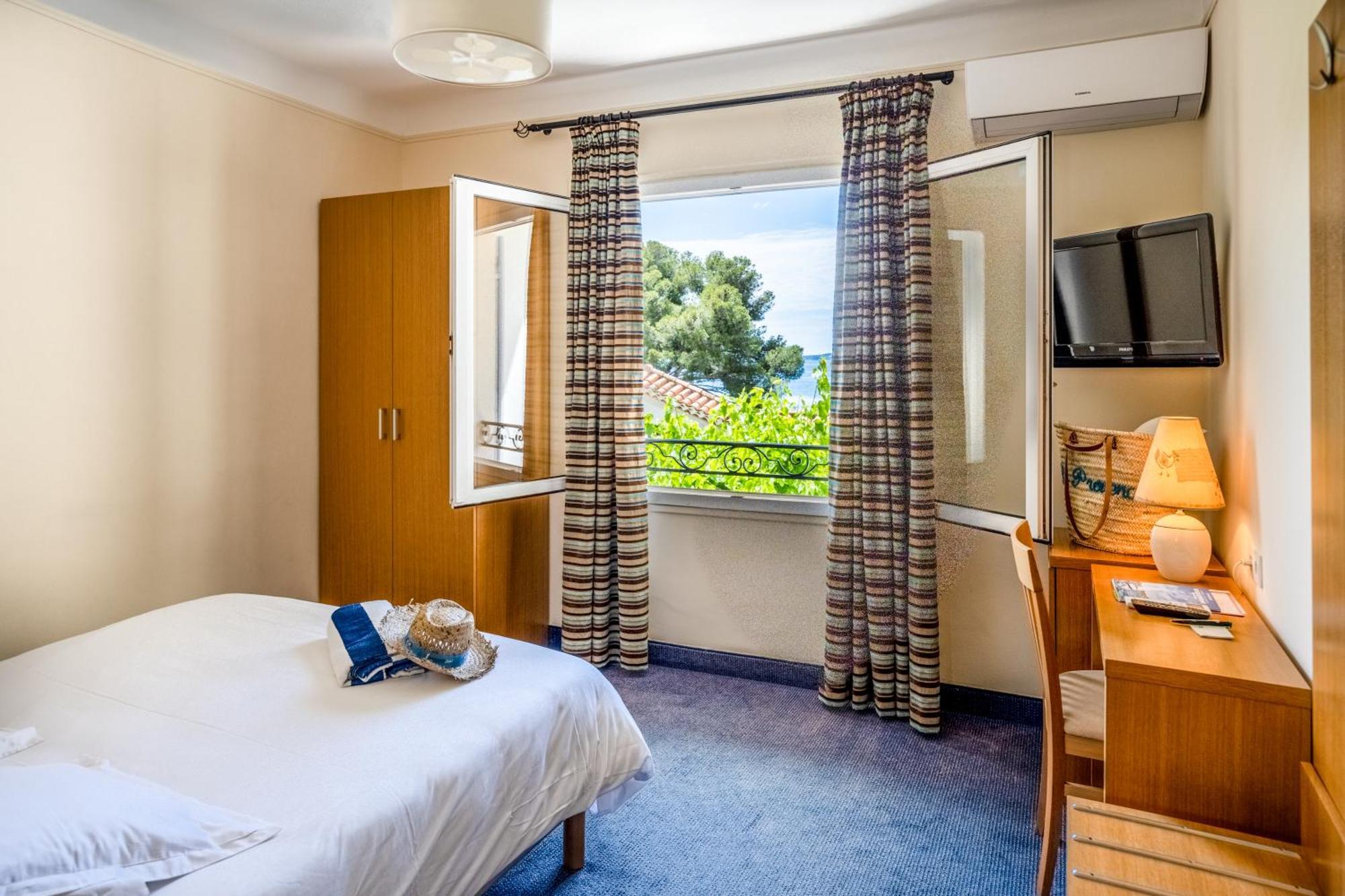 Hotel Le Provencal Logishotels Лес-Иссамбр Экстерьер фото