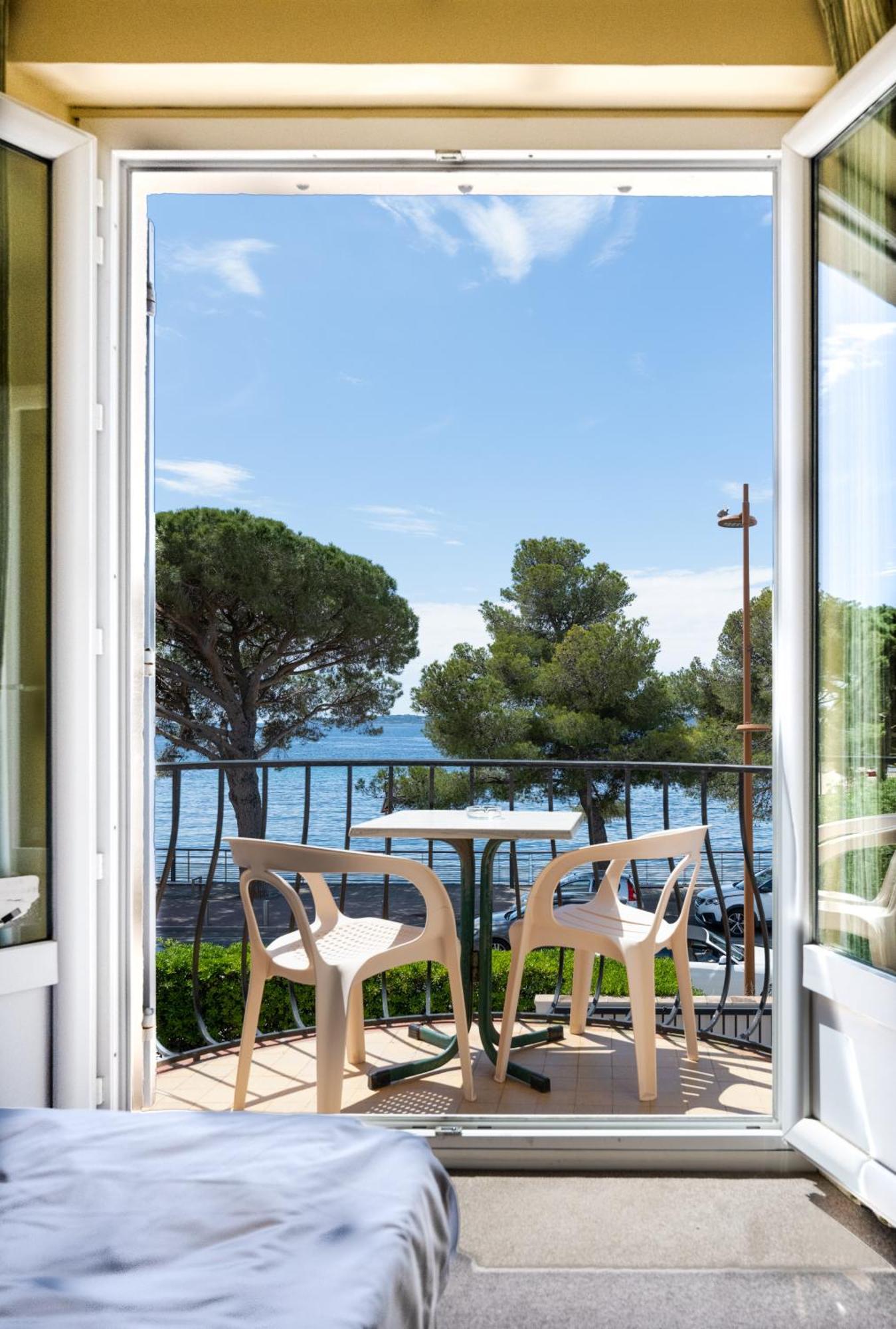 Hotel Le Provencal Logishotels Лес-Иссамбр Экстерьер фото